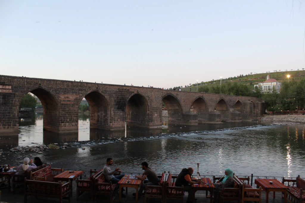 Diyarbakır On Gözlü Köprü