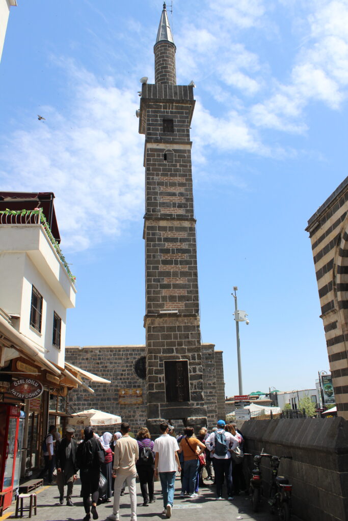 Dört ayaklı minare