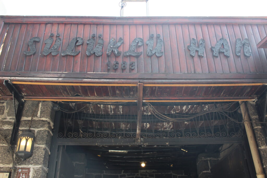 Sülüklü Han Girişi