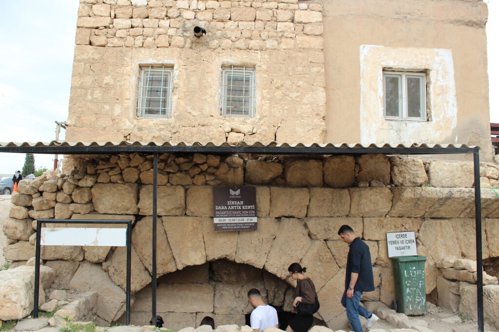 Dara Antik Kenti Zindan Girişi